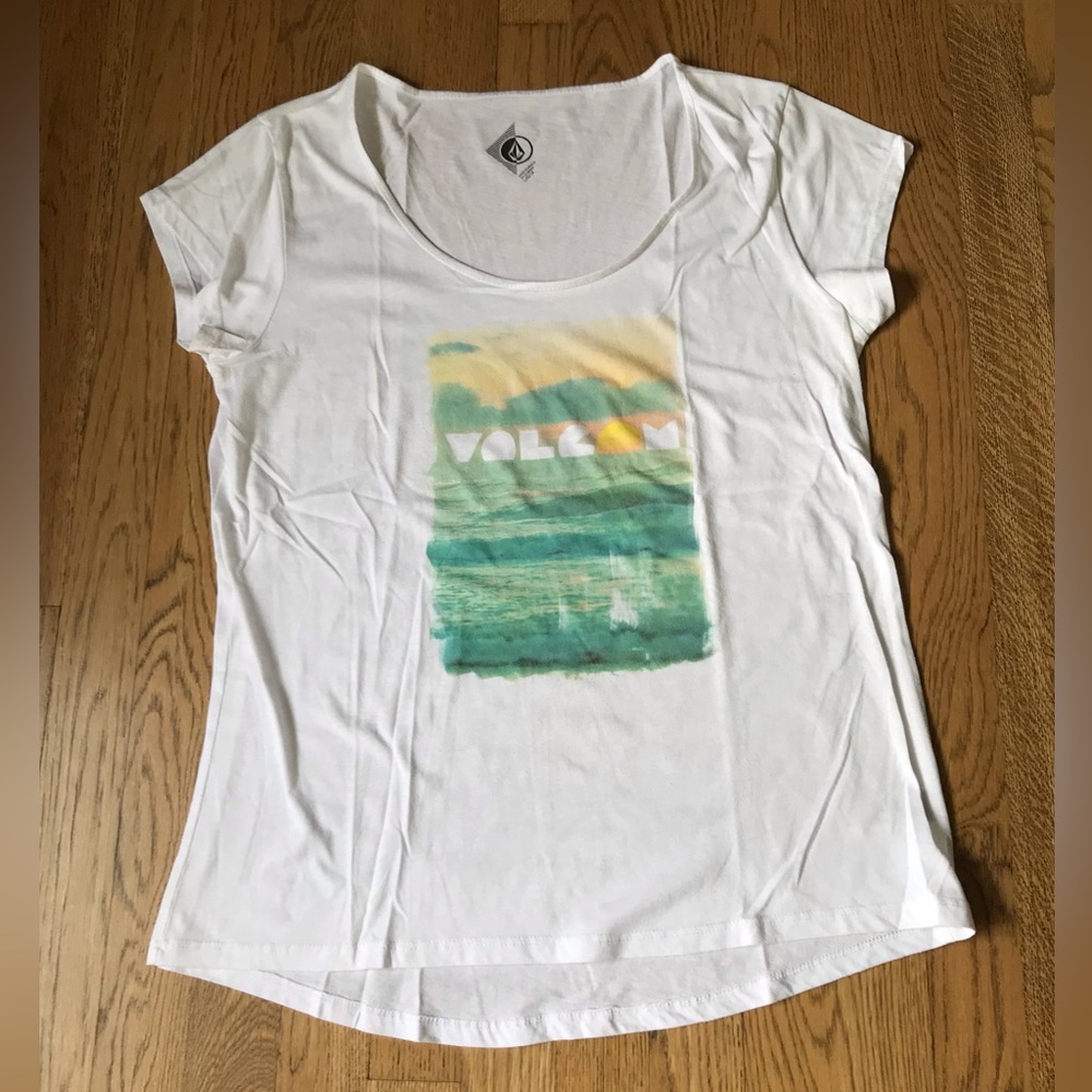 Bundle 3 for $10 Volcom sunset capped sleeved tee size size L
